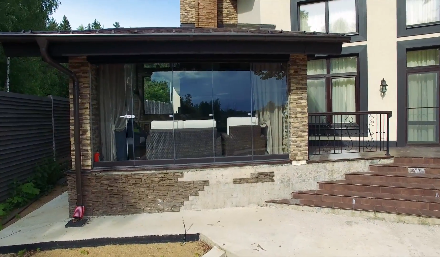 Безрамное остекление террасы под ключ